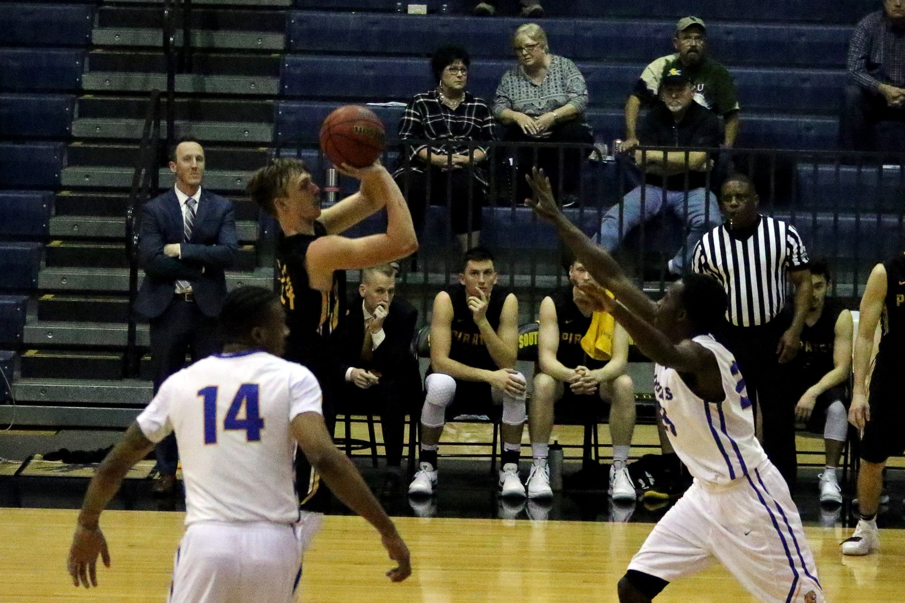 Men's Basketball Opens Conference Play with a Victory Over JWU