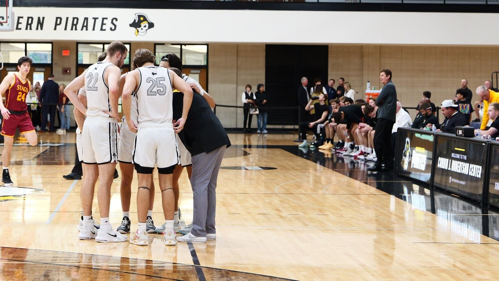 Men's Basketball Hosts Trinity For Conference Opener