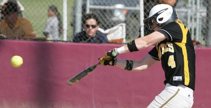 Softball survives to advance in SCAC Championship