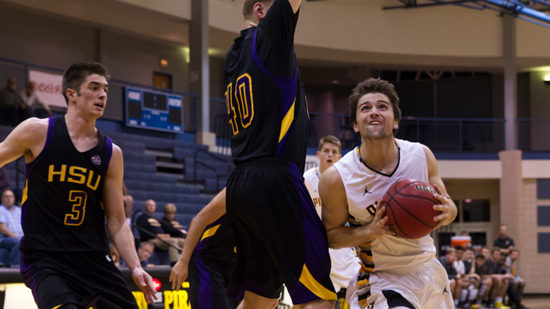 Men's basketball closes home weekend with rivalry win