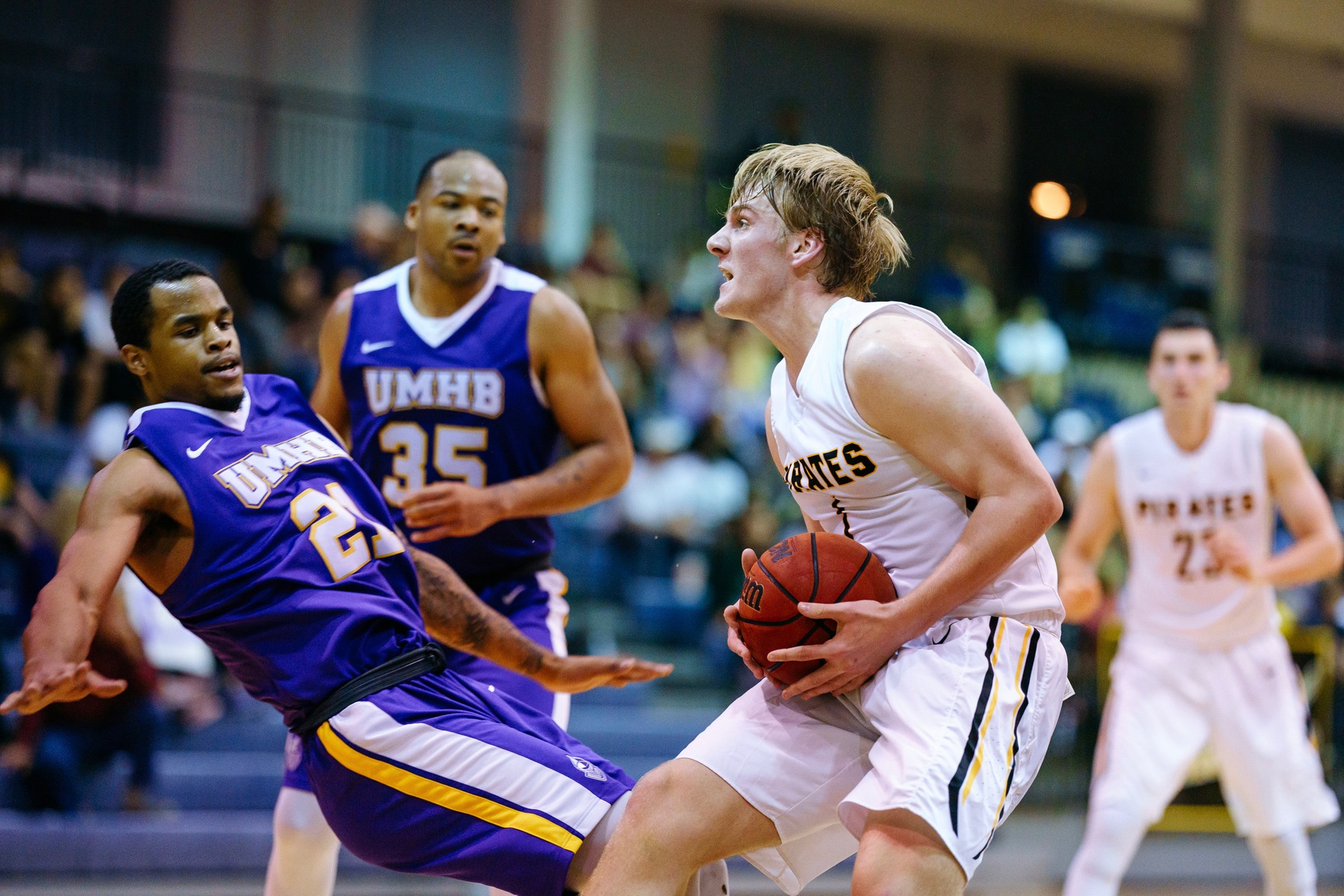 Men's Basketball Fights to Last Minute in Loss to Mary Hardin-Baylor