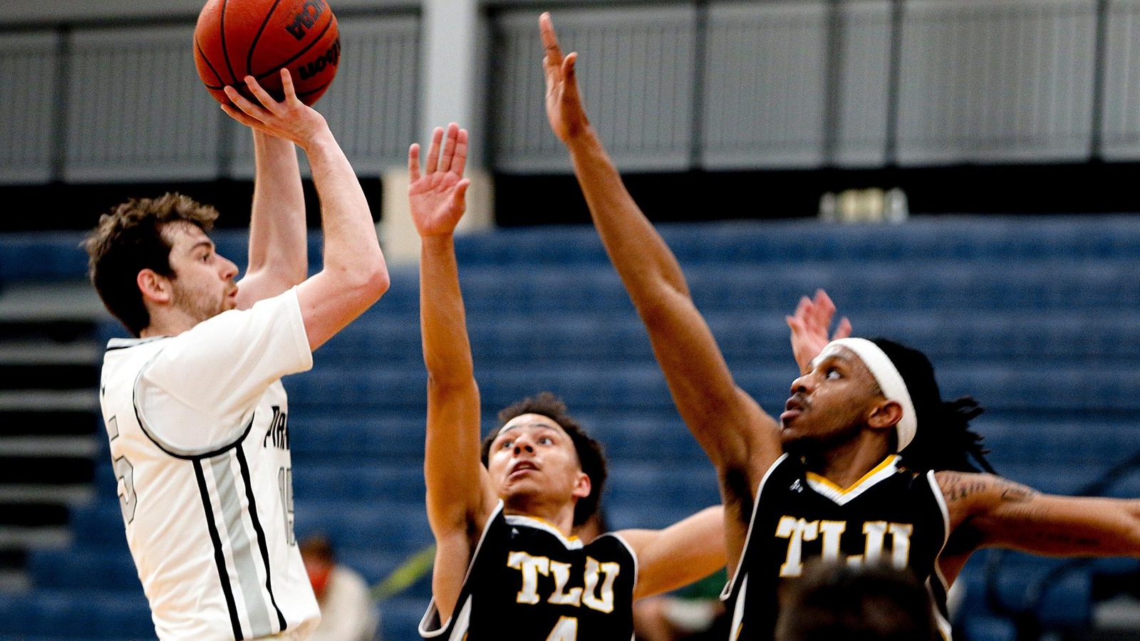 Late Scoring Drought Costs Men's Basketball Against TLU