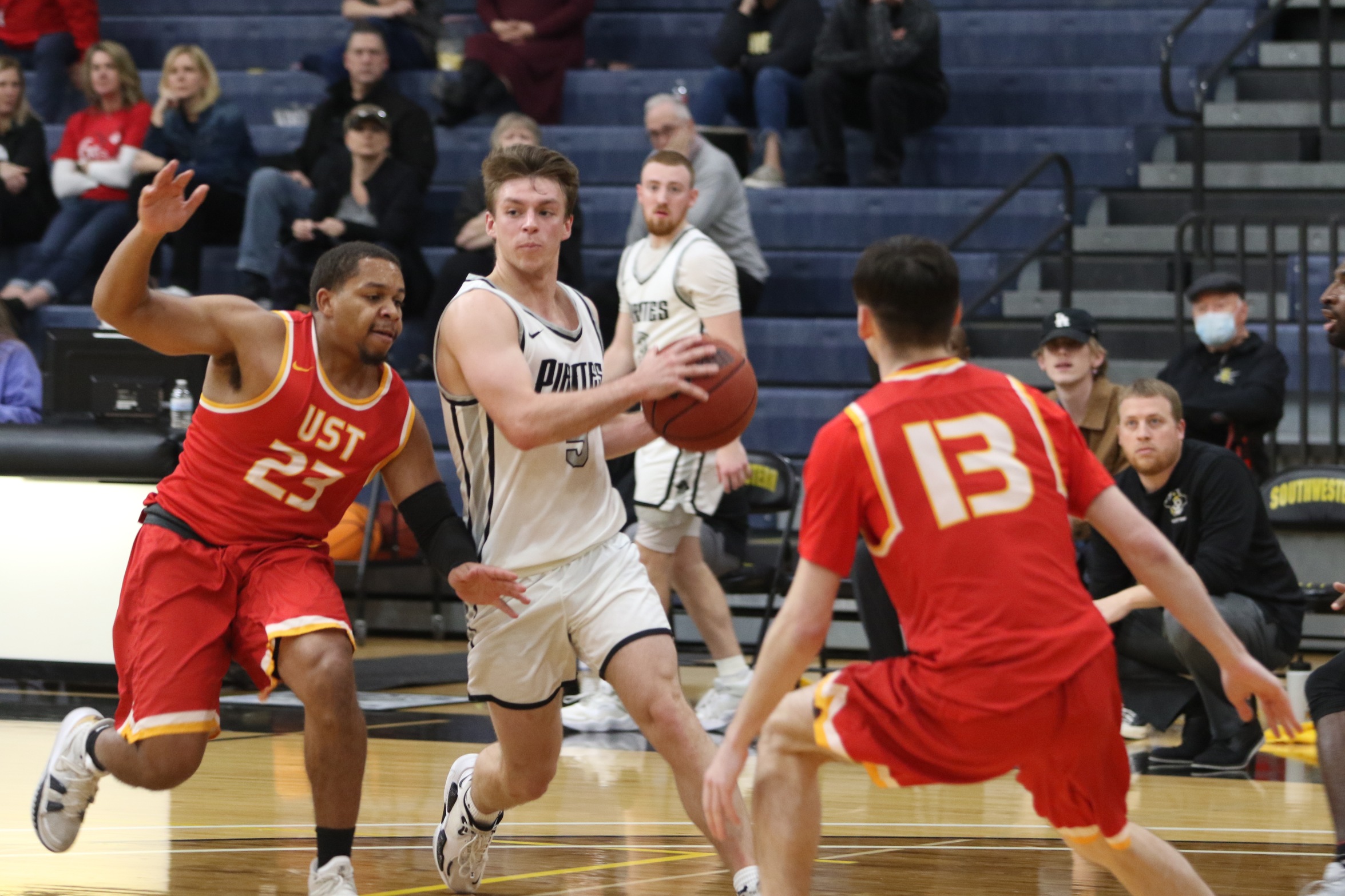 Men's Basketball Fades Late in Loss to St. Thomas.