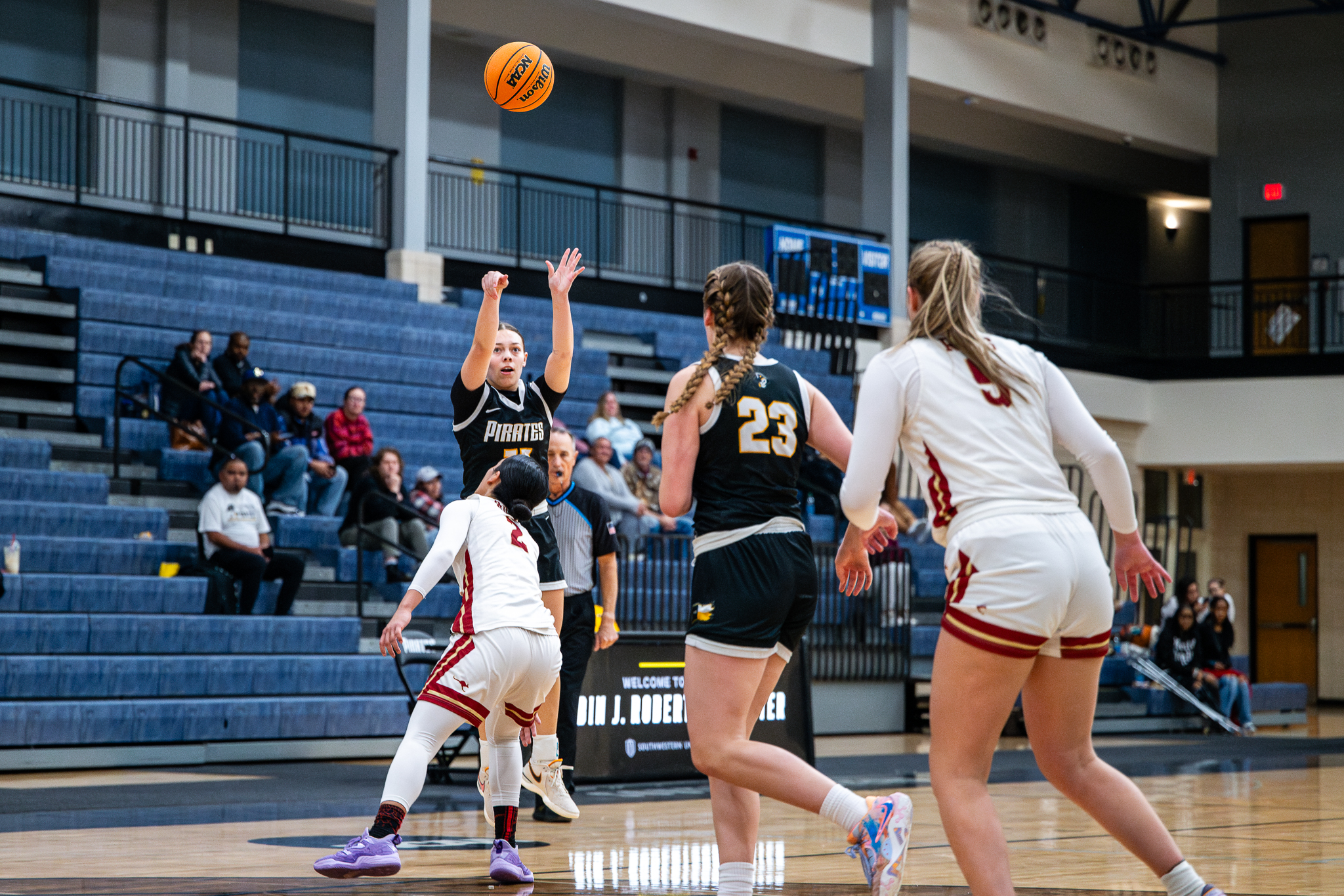 Women's Basketball Drops Game To Trinity, 55-75