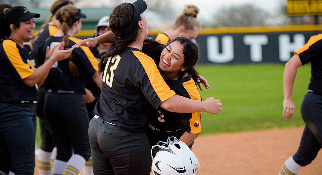 Pirates Dominate the Cowgirls in 19-2 Victory