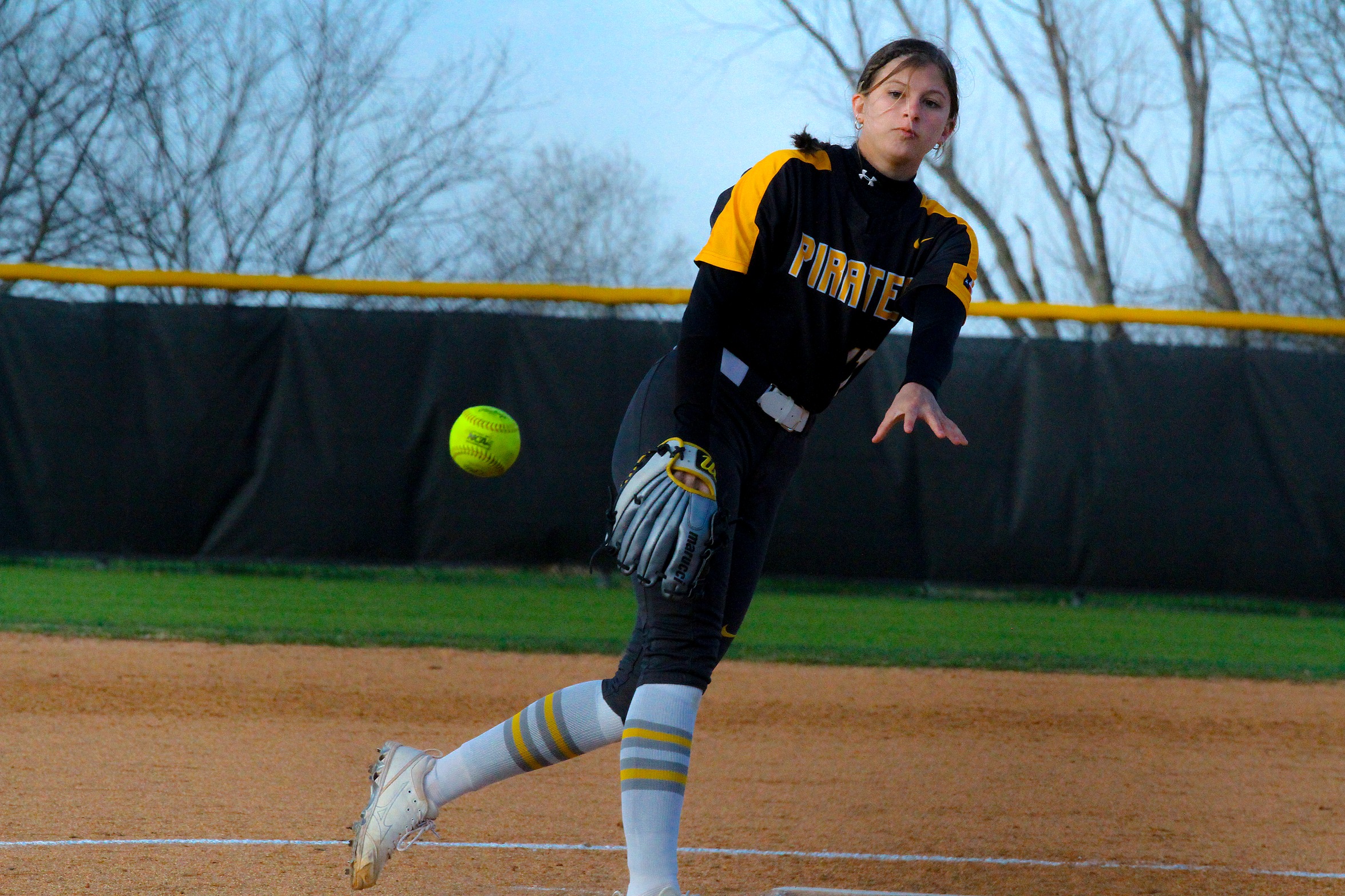 Softball Splits Doubleheader With #23 Case Western Reserve