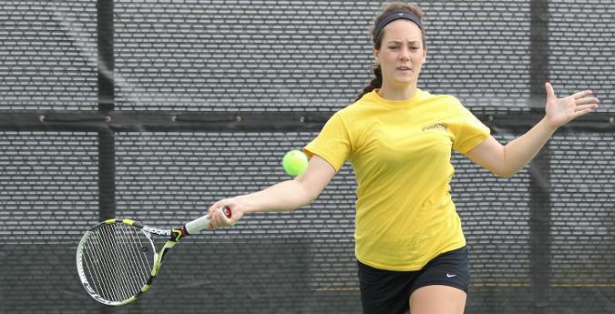 Women’s tennis sweeps road matches