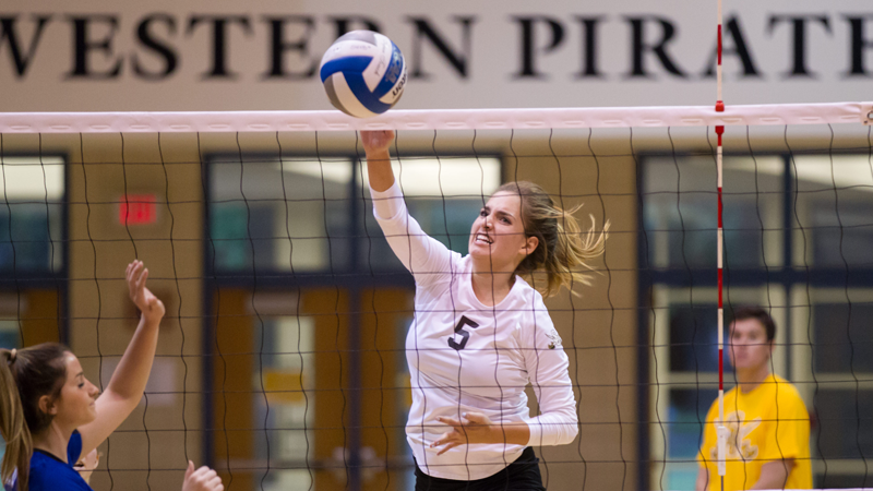 #3 Volleyball closes invitational with sweep to remain unbeaten