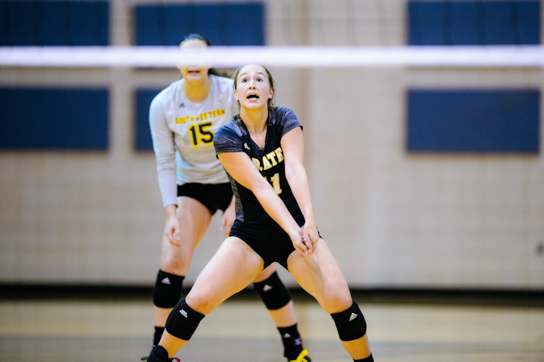 Volleyball Suffocates St. Thomas Attack in Three-Set Victory