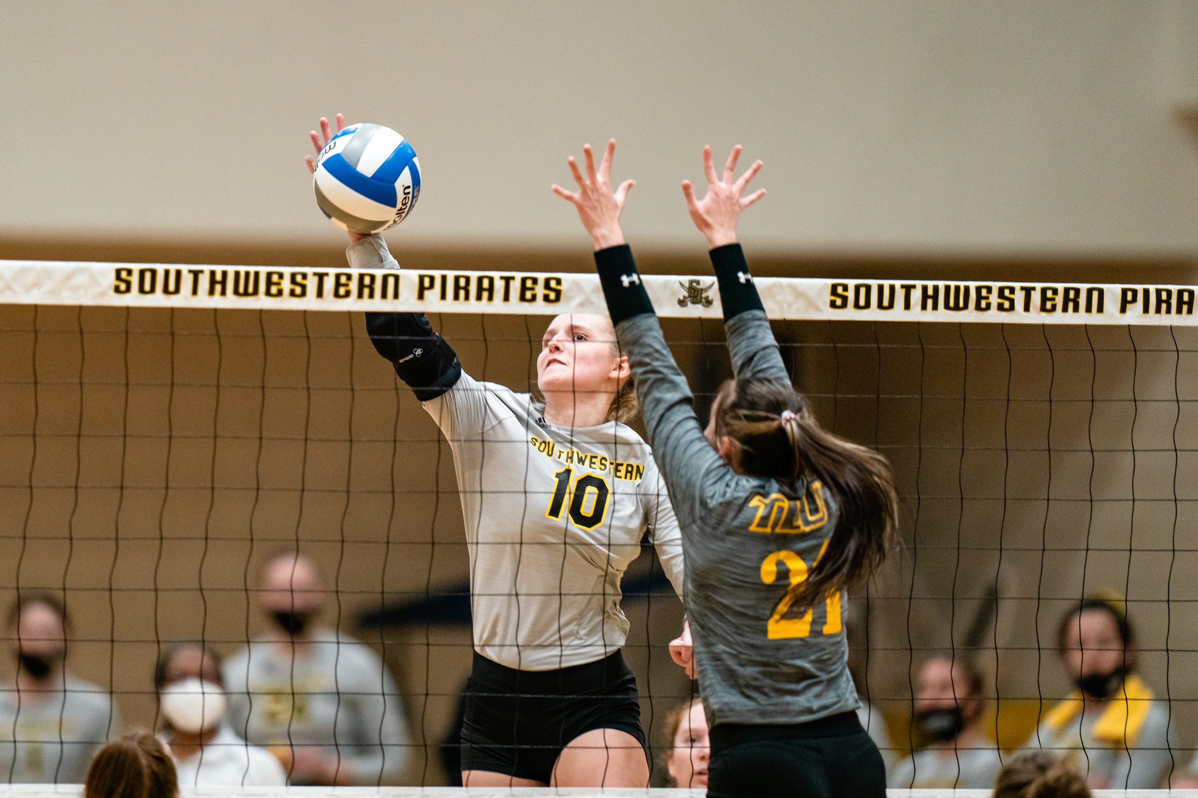 Volleyball Defeats TLU For Second Win of the Day